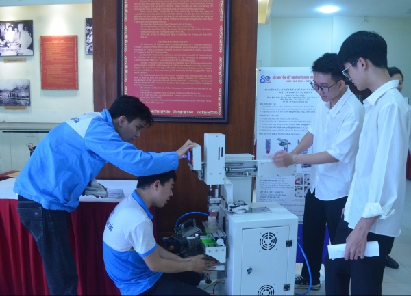 Gặp nhóm sinh viên chế tạo máy in tampon đạt giải Nhất sinh viên nghiên cứu khoa học