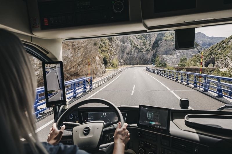 Volvo phát triển công nghệ tay lái tự động giúp tăng cường an toàn khi lốp xe bị nổ