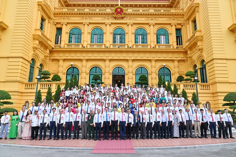 Chủ tịch nước Lương Cường và các đại biểu, nhà báo tiêu biểu tại buổi gặp mặt