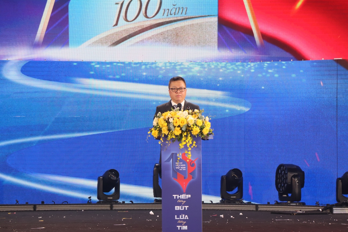 Đồng chí Lê Quốc Minh, Ủy viên Trung ương Đảng, Tổng Biên tập Báo Nhân Dân, Phó Trưởng Ban Tuyên giáo và Dân vận Trung ương, Chủ tịch Hội Nhà báo Việt Nam phát biểu khai mạc buổi lễ. Ảnh: Hoàng Tùng