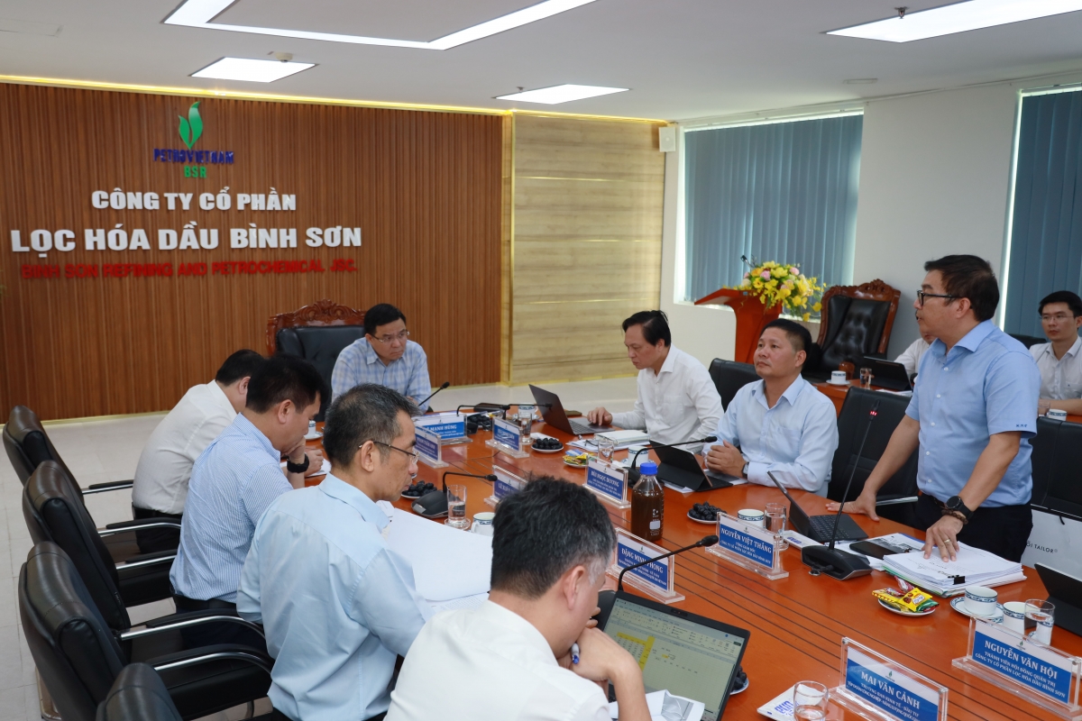 Ông Nguyễn Việt Thắng - Tổng Giám đốc BSR báo cáo với đoàn công tác về tình hình hoạt động SXKD của BSR trong thời gian qua.