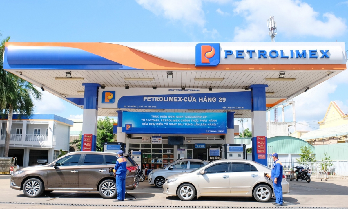 Petrolimex dẫn dắt thị trường xăng E10