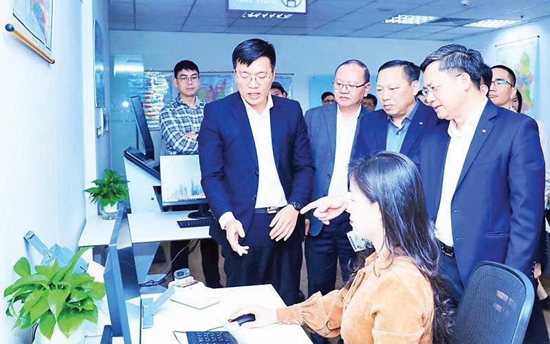 Năng lực hành chính của UBND xã ở thành phố Hà Nội trong tiến trình chuyển đổi số