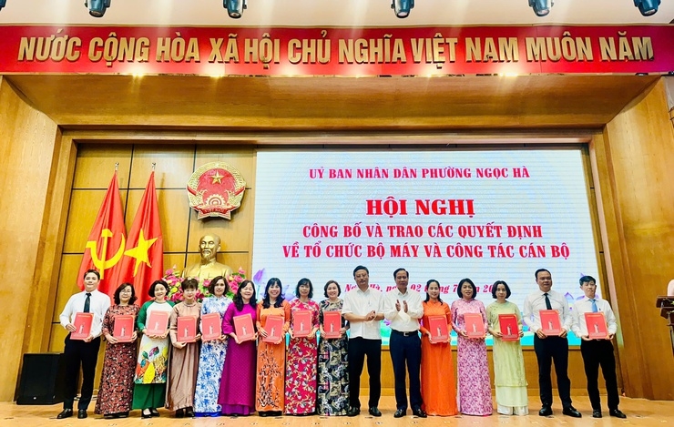 UBND phường Ngọc Hà công bố các quyết định quan trọng về tổ chức bộ máy và nhân sự