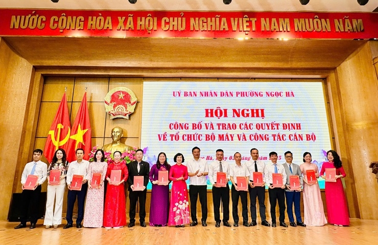 UBND phường Ngọc Hà công bố các quyết định quan trọng về tổ chức bộ máy và nhân sự