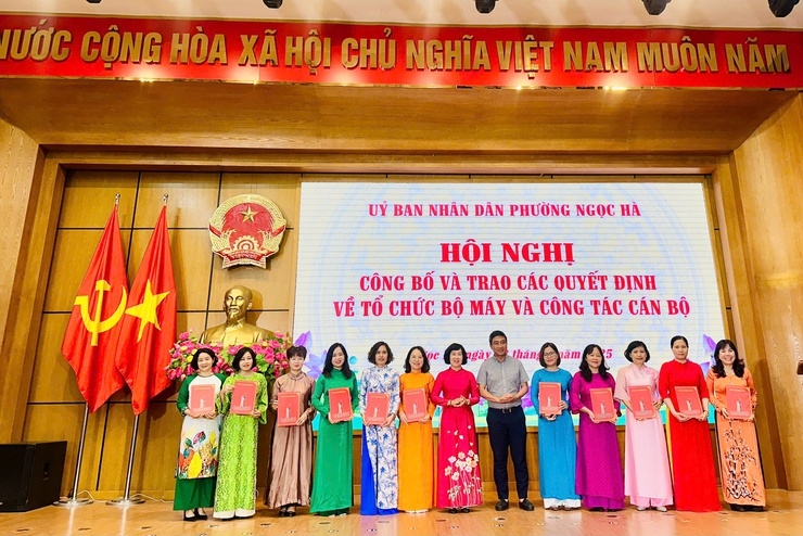 UBND phường Ngọc Hà công bố các quyết định quan trọng về tổ chức bộ máy và nhân sự
