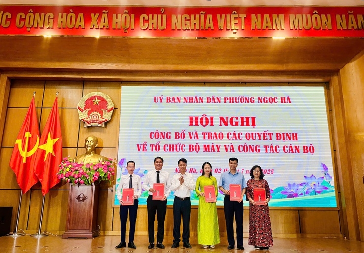 UBND phường Ngọc Hà công bố các quyết định quan trọng về tổ chức bộ máy và nhân sự