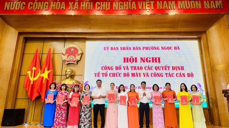 UBND phường Ngọc Hà công bố các quyết định quan trọng về tổ chức bộ máy và nhân sự