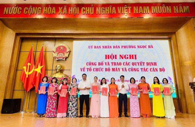 UBND phường Ngọc Hà công bố các quyết định quan trọng về tổ chức bộ máy và nhân sự