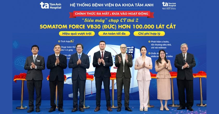 Đại diện Lãnh sự quán Đức và Ban lãnh đạo Bệnh viện Đa khoa Tâm Anh cắt băng tại Lễ công bố vận hành máy chụp CT Somatom Force VB30. Ảnh: Bệnh viện Đa khoa Tâm Anh.