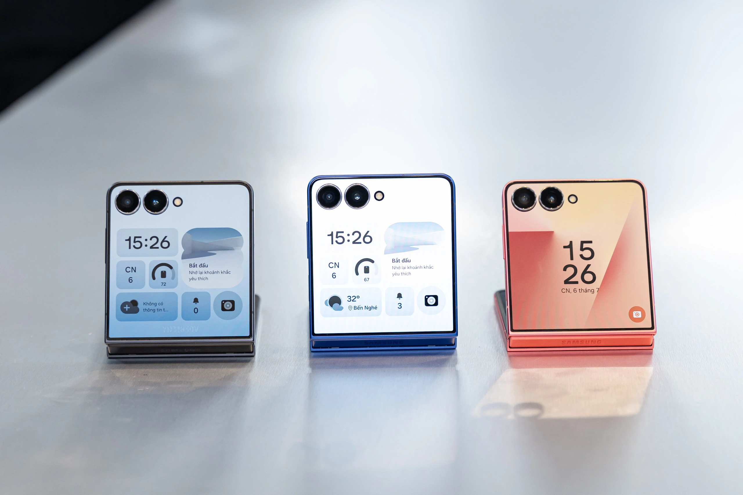 Samsung vừa chính thức công bố giá bán niêm yết của bộ đôi smartphone gập Galaxy Z Flip7 và Galaxy Z Fold7 tại thị trường Việt Nam. Theo thông tin từ hệ thống FPT Shop, Galaxy Z Flip7 có giá khởi điểm từ 28,99 triệu đồng cho phiên bản 256GB và 32,99 triệu đồng cho bản 512GB, tương đương với mức giá của thế hệ tiền nhiệm. Trong khi đó, Galaxy Z Fold7 được niêm yết với giá từ 46,99 triệu đồng cho bản 256GB và 50,99 triệu đồng cho bản 512GB, tăng 3 triệu đồng so với phiên bản tiền nhiệm. Đặc biệt, Samsung năm nay còn giới thiệu thêm phiên bản Galaxy Z Flip7 FE với giá 22,99 triệu đồng cho bản 128GB, mang đến lựa chọn dễ tiếp cận hơn cho người dùng. Dù có giá niêm yết cao, các nhà bán lẻ lớn tại Việt Nam đã công bố nhiều ưu đãi, giúp người dùng có thể sở hữu sản phẩm với mức giá tốt hơn. Theo đại diện Di Động Việt, lượng khách hàng quan tâm đến Galaxy Z Fold7 đã tăng 30% so với thế hệ trước, và Galaxy Z Flip7 cũng ghi nhận mức tăng 20%. Điều này cho thấy sức hút mạnh mẽ của bộ đôi sản phẩm mới nhờ những nâng cấp đáng kể. Galaxy Z Fold7 gây ấn tượng với thiết kế mỏng nhẹ kỷ lục của Samsung, chỉ 8,9mm khi gập và 4,2mm khi mở rộng, cùng trọng lượng 215g. Màn hình cũng được mở rộng đáng kể, màn hình ngoài lên 6,5 inch và màn hình trong 8 inch. Thiết bị được trang bị chip Snapdragon 8 Elite for Galaxy, hứa hẹn hiệu suất mạnh hơn 38%, xử lý đồ họa nhanh hơn 26% và tác vụ AI mạnh hơn 41%. Đối với Galaxy Z Flip7, điểm nhấn là màn hình ngoài lớn 4,1 inch và màn hình trong mở rộng lên 6,9 inch. Máy sở hữu cụm camera kép 50MP (chính) và 12MP (góc siêu rộng), cùng chip Exynos 2500 do Samsung phát triển, RAM 12GB và tùy chọn bộ nhớ 256/512GB.