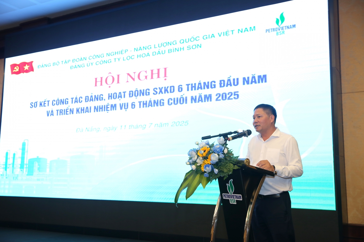 Bùi Ngọc Dương – Bí thư Đảng ủy, Chủ tịch Hội đồng quản trị trình bày Báo cáo sơ kết công tác Đảng, hoạt động sản xuất kinh doanh 6 tháng đầu năm và triển khai nhiệm vụ 6 tháng cuối năm 2025