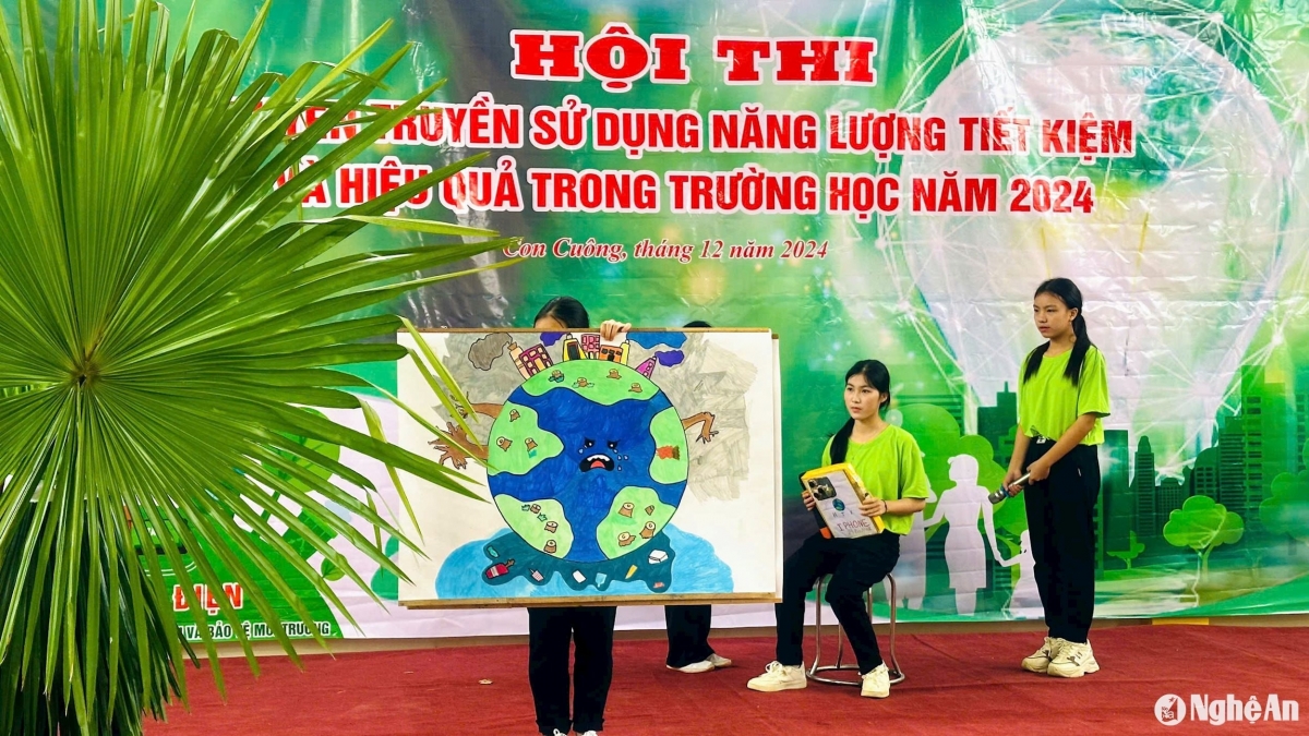 Nghệ An tuyên truyền sử dụng năng lượng tiết kiệm cho giáo viên và học sinh Trường Phổ thông dân tộc bán trú THCS Châu Cam.