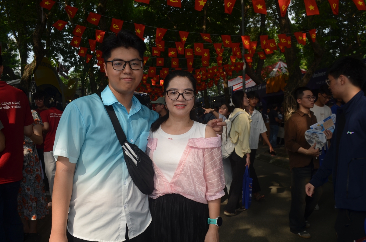 Ngày hội lựa chọn nguyện vọng xét tuyển 2025: Cùng thí sinh vượt sóng trên con tàu ước mơ