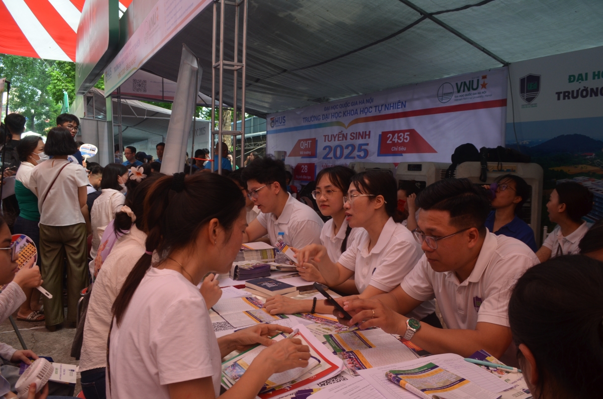 Ngày hội lựa chọn nguyện vọng xét tuyển 2025: Cùng thí sinh vượt sóng trên con tàu ước mơ