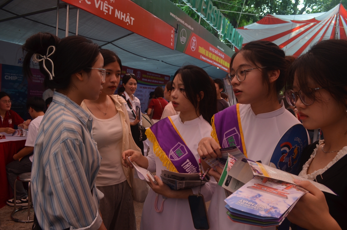 Ngày hội lựa chọn nguyện vọng xét tuyển 2025: Cùng thí sinh vượt sóng trên con tàu ước mơ