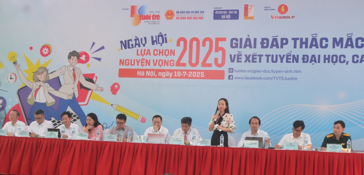 Ngày hội lựa chọn nguyện vọng xét tuyển 2025: Cùng thí sinh vượt sóng trên con tàu ước mơ