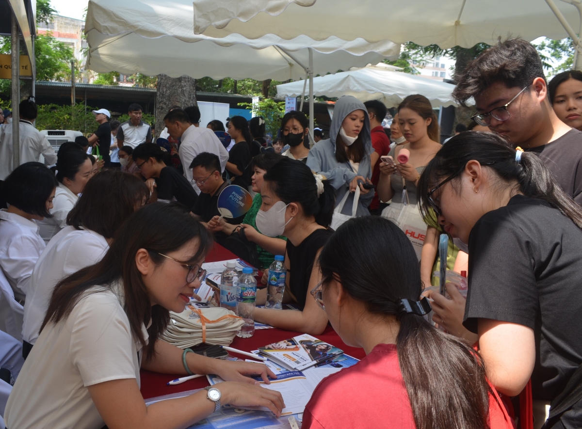 Ngày hội lựa chọn nguyện vọng xét tuyển 2025: Cùng thí sinh vượt sóng trên con tàu ước mơ