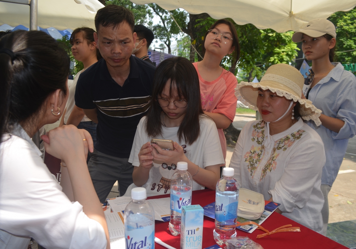Ngày hội lựa chọn nguyện vọng xét tuyển 2025: Cùng thí sinh vượt sóng trên con tàu ước mơ