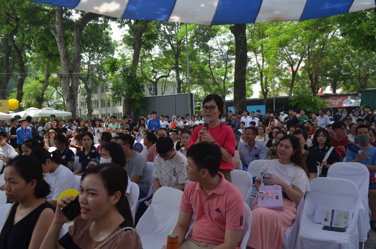 Ngày hội lựa chọn nguyện vọng xét tuyển 2025: Cùng thí sinh vượt sóng trên con tàu ước mơ