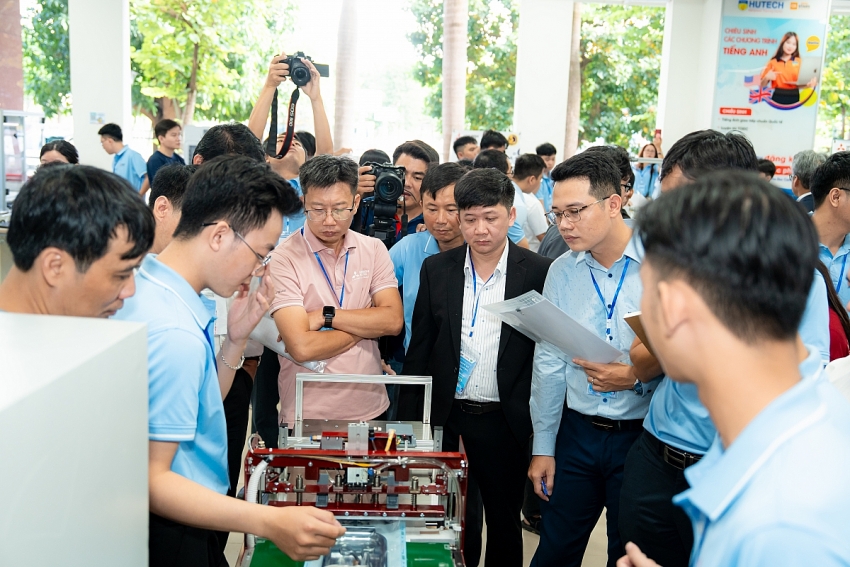 Sinh viên Trường Điện - Điện tử giành giải “Thiết kế ấn tượng” với mô hình AIoT tại Chung kết MECA 2025