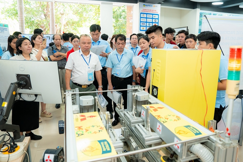 Sinh viên Trường Điện - Điện tử giành giải “Thiết kế ấn tượng” với mô hình AIoT tại Chung kết MECA 2025 Sinh viên Trường Điện - Điện tử giành giải “Thiết kế ấn tượng” với mô hình AIoT tại Chung kết MECA 2025