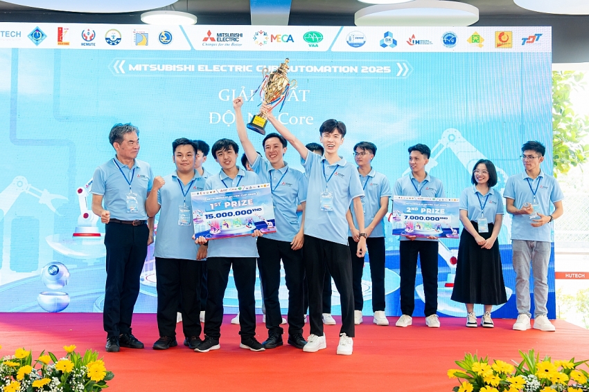 Tích hợp robot RV-2AJ, xử lý ảnh và IoT: Sinh viên kỹ thuật phát triển máy dán linh kiện tự động toàn diện