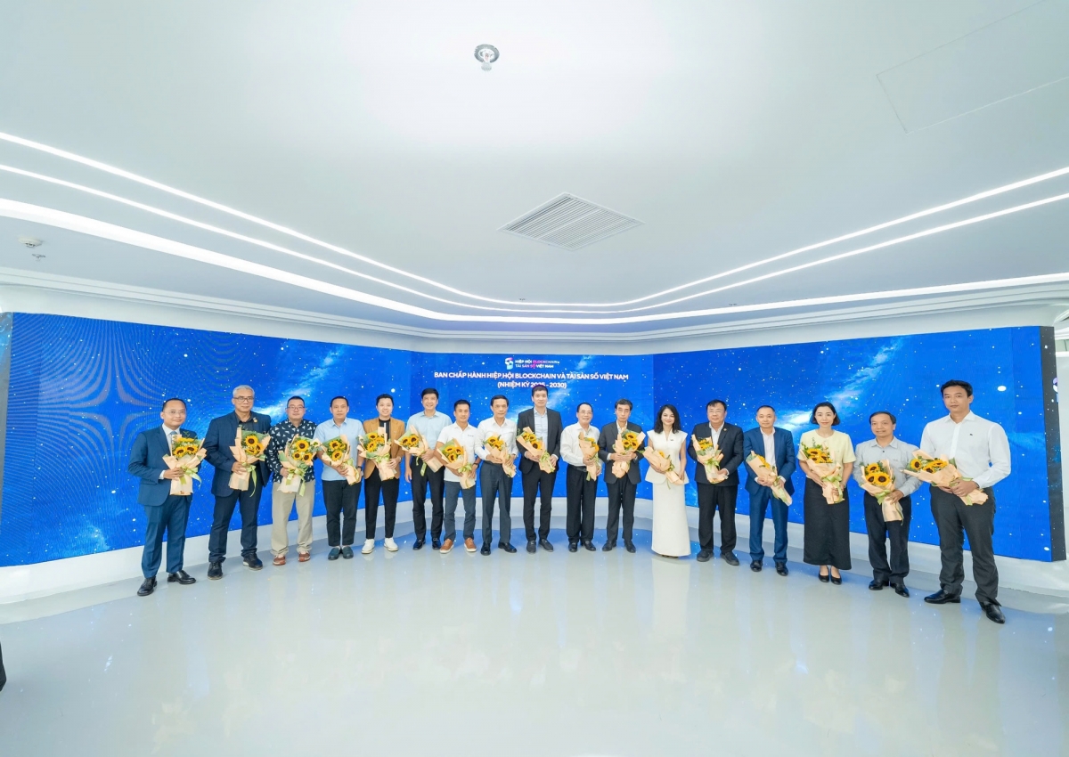 Đại hội cũng thông qua việc bầu bổ sung 8 ủy viên Ban Chấp hành mới gồm: ông Hồ Anh Ngọc, Phó Chủ tịch HĐQT Ngân hàng Techcombank; ông Lê Văn Đại, Tổng giám đốc Viettel Digital; ông Phùng Anh Tuấn, Phó Chủ tịch kiêm Tổng Thư ký Hiệp hội các nhà đầu tư tài chính Việt Nam; ông Nguyễn Vĩnh Tuyên, Phó Tổng Giám đốc Ngân hàng TMCP Nam Á; ông Nguyễn Cảnh Bình, Nhà sáng lập kiêm Chủ tịch Alphabooks; bà Nguyễn Hoàng Anh, Tổng Thư ký Liên minh kỷ lục Thế giới; bà Đồng Thị Khánh Ngọc, Giám đốc cao cấp Vận hành Công ty 1Matrix; ông Lê Linh Lương, Phó Viện trưởng Viện Công nghệ Blockchain và Trí tuệ nhân tạo ABAII.