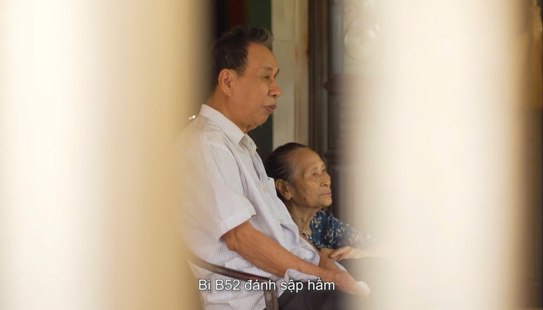 Có những bờ vai hóa thành bầu trời
