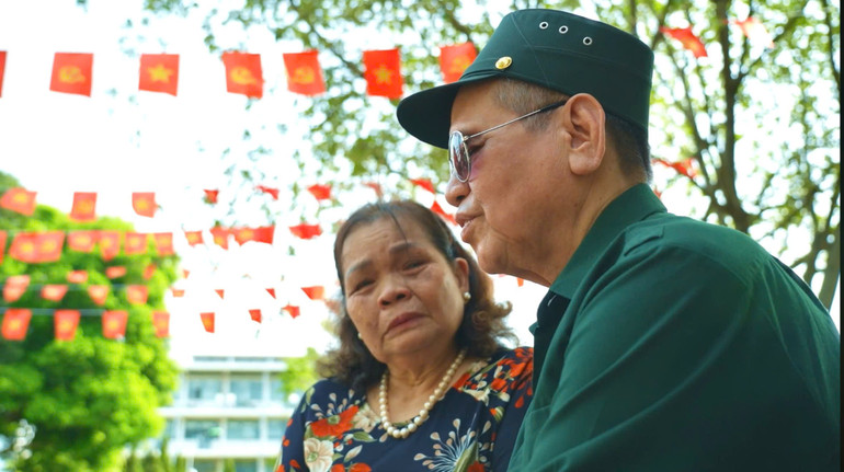 Có những bờ vai hóa thành bầu trời