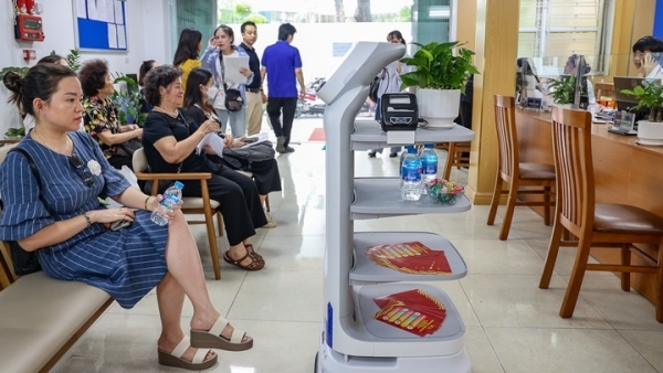 Từ 1/8: Hà Nội dùng robot, công nghệ hỗ trợ người dân làm thủ tục hành chính