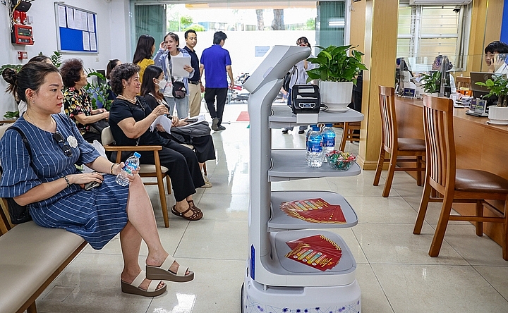 Từ 1/8: Hà Nội dùng robot, công nghệ hỗ trợ người dân làm thủ tục hành chính