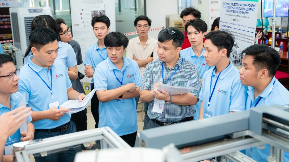Tích hợp robot RV-2AJ, xử lý ảnh và IoT: Sinh viên kỹ thuật phát triển máy dán linh kiện tự động