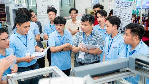Tích hợp robot RV-2AJ, xử lý ảnh và IoT: Sinh viên kỹ thuật phát triển máy dán linh kiện tự động
