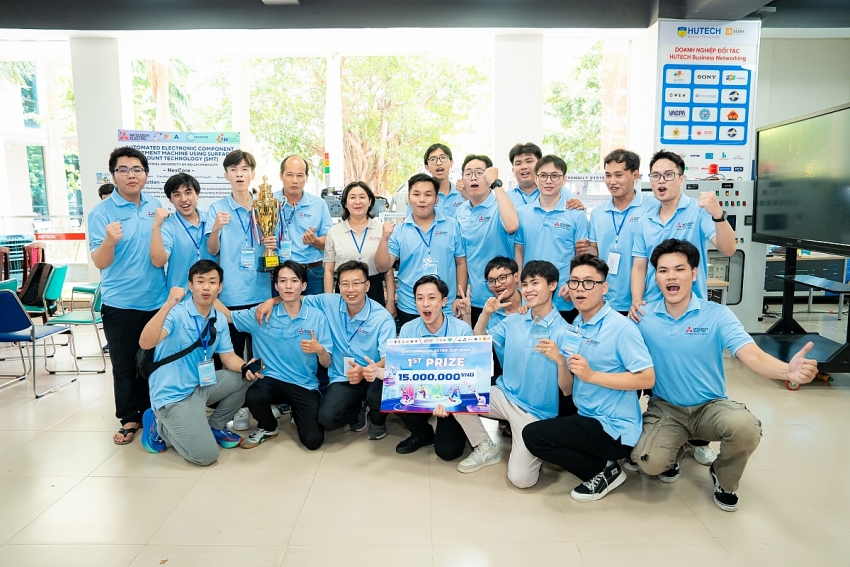 Tích hợp robot RV-2AJ, xử lý ảnh và IoT: Sinh viên kỹ thuật phát triển máy dán linh kiện tự động toàn diện
