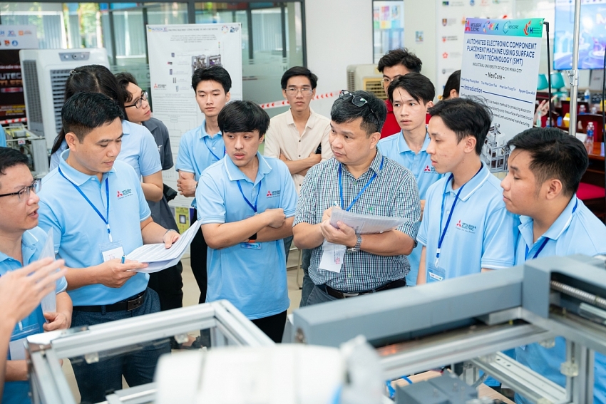 Tích hợp robot RV-2AJ, xử lý ảnh và IoT: Sinh viên kỹ thuật phát triển máy dán linh kiện tự động toàn diện