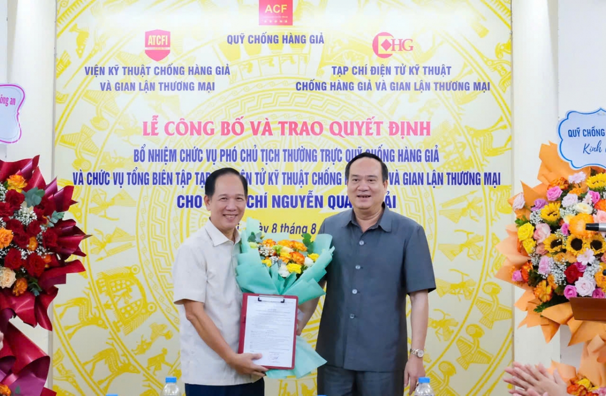Ông Nguyễn Đức Lợi - Chủ tịch Hội đồng Quản lý Quỹ Chống hàng giả (bên phải) đã trao Quyết định bổ nhiệm chức vụ Phó Chủ tịch Thường trực Hội đồng Quản lý Quỹ Chống hàng giả cho ông Nguyễn Quang Hải.