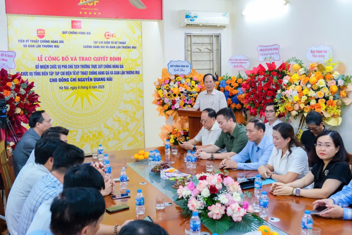 Ông Nguyễn Quang Hải - Tổng biên tập Tạp chí Điện tử Kỹ thuật Chống hàng giả và Gian lận thương mại phát biểu tại buổi lễ.
