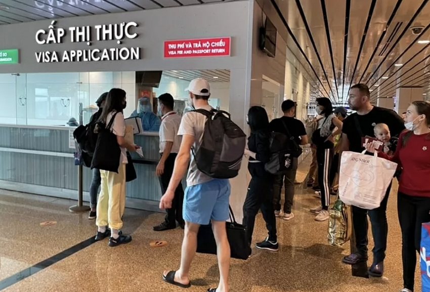 Miễn thị thực cho giới khoa học và chuyên gia quốc tế: Cơ hội thu hút trí tuệ toàn cầu vào Việt Nam