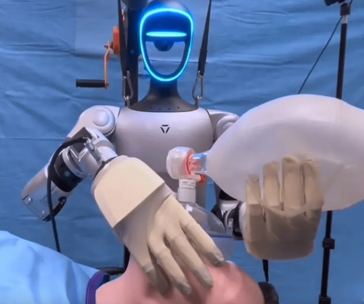 Khi bác sĩ có thêm “đồng nghiệp robot”