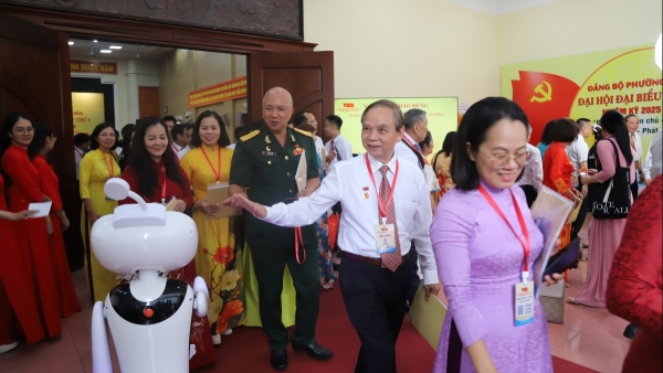 Phường Yên Hòa tiên phong ứng dụng robot AI trong phục vụ Đại hội