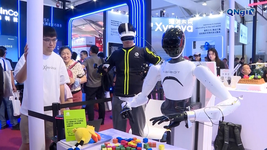 Walker S2 - robot hình người đầu tiên tự thay pin gây ấn tượng tại Hội nghị Robot Thế giới 2025