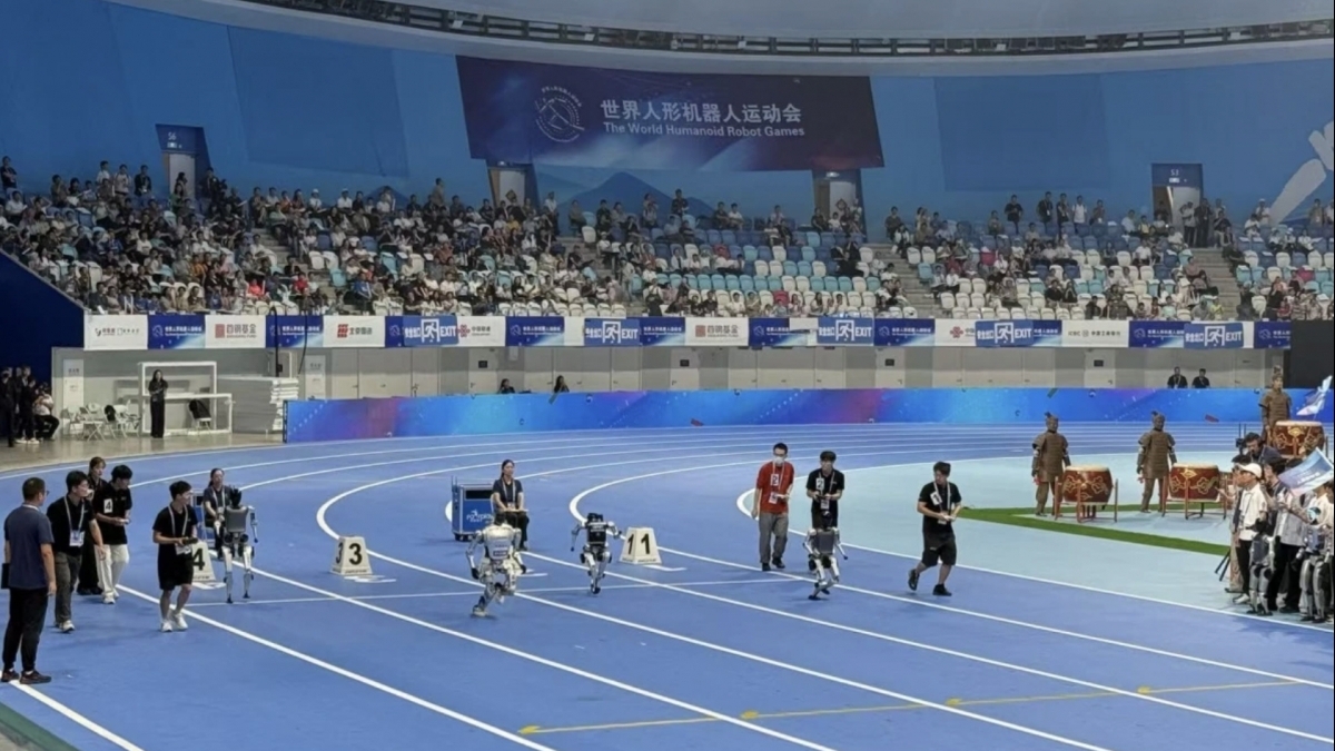 Robot đá bóng, boxing và chạy nước rút tại đại hội thể thao quốc tế lần đầu tiên