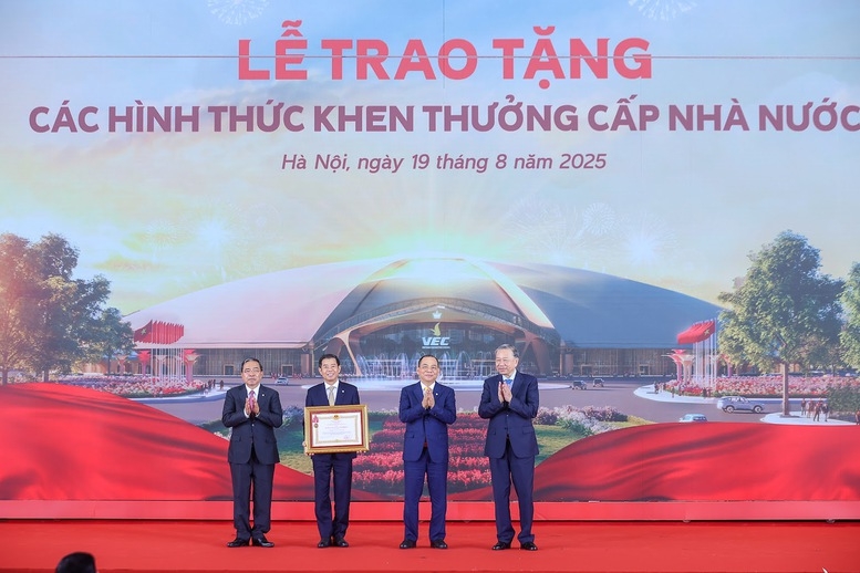 Tập đoàn Vingroup nhận Huân chương Lao động hạng Nhất