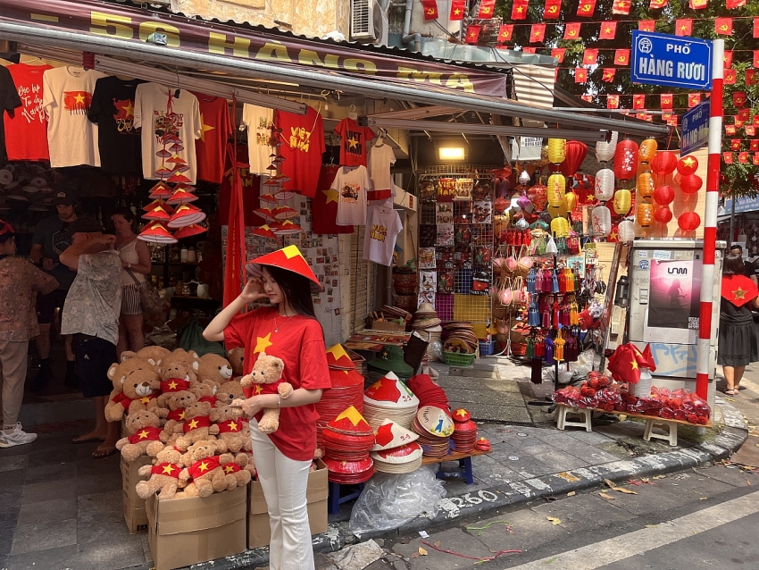Hàng Mã khoác áo mới: Rộn ràng không khí đại lễ