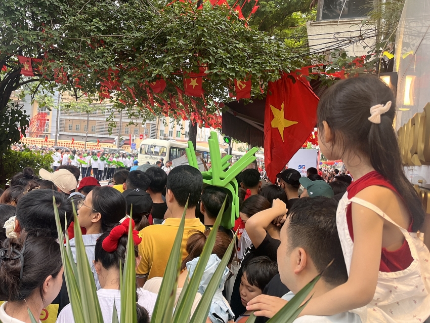 Nhân dân nô nức cổ vũ buổi tổng hợp luyện đầu tiên diễu binh kỷ niệm 80 năm Quốc khánh Nhân dân nô nức cổ vũ buổi tổng hợp luyện đầu tiên diễu binh kỷ niệm 80 năm Quốc khánh