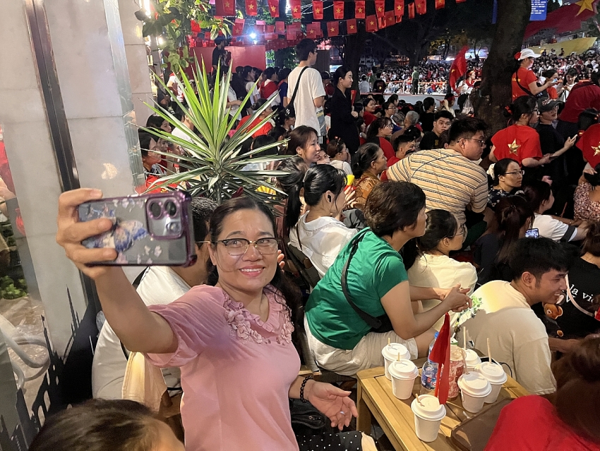 Nhân dân nô nức cổ vũ buổi tổng hợp luyện đầu tiên diễu binh kỷ niệm 80 năm Quốc khánh Nhân dân nô nức cổ vũ buổi tổng hợp luyện đầu tiên diễu binh kỷ niệm 80 năm Quốc khánh