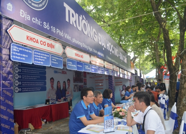 Thí sinh toàn quốc xác nhận nhập học trên cổng thông tin của Bộ đến 17h ngày 30/8