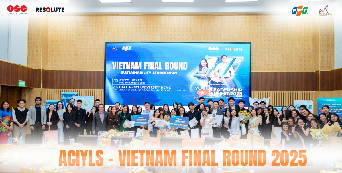 Nhà tài trợ, Ban giám khảo, Ban cố vấn và Ban tổ chức chụp hình kỷ niệm cùng thí sinh ACIYLS 2025 tại Việt Nam.