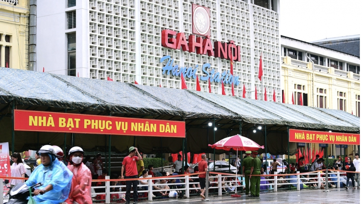 Hà Nội triển khai lắp đặt nhà bạt dã chiến phục vụ lễ diễu binh, diễu hành A80